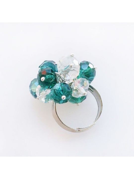 Detalle anillo bouquet cristales verdes y transparentes