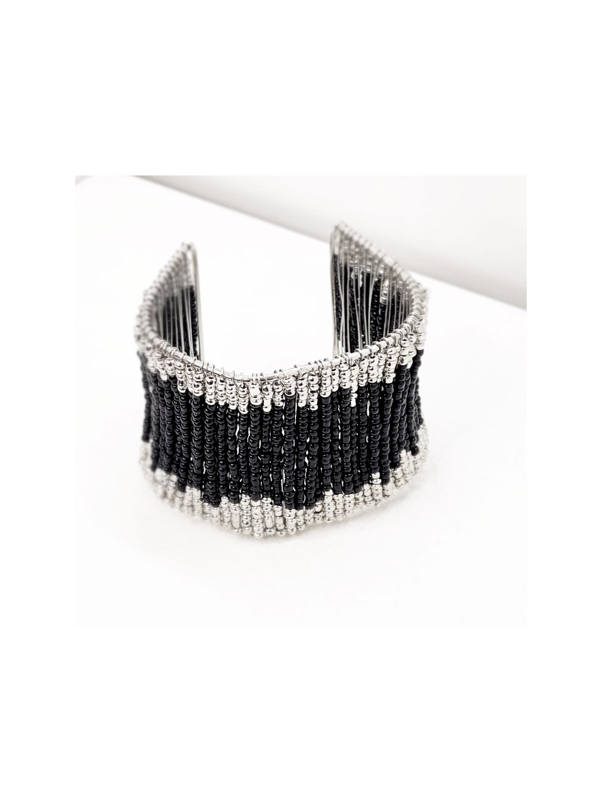 Brazalete Cuff Fantasía en Plata y Negro