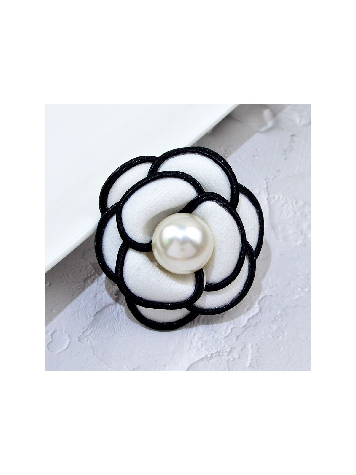 Broche camelia blanca