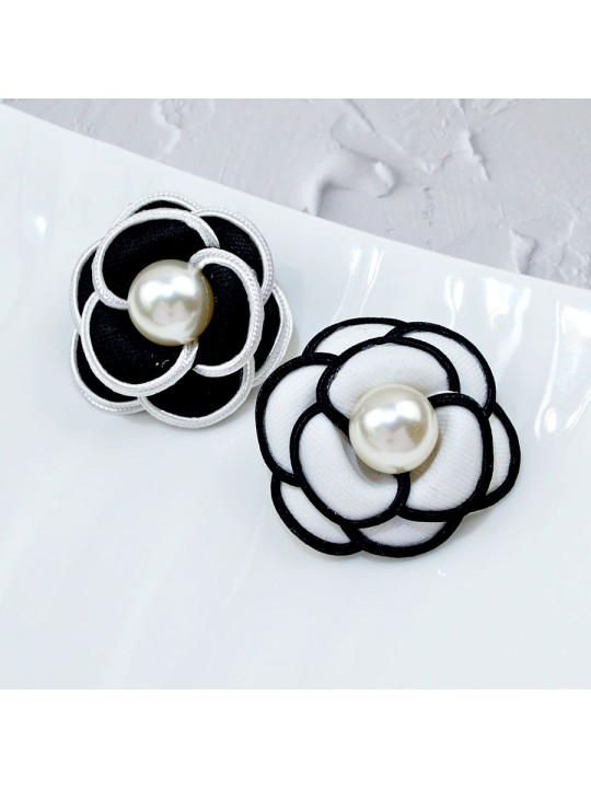 Broche camelia blanco y negro