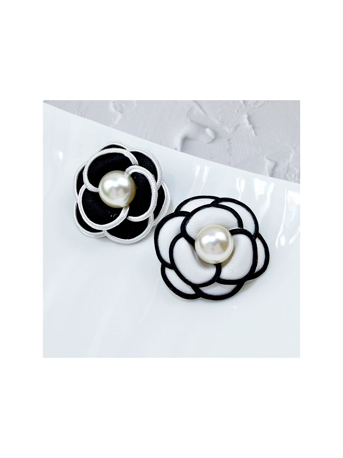 Broche camelia blanco y negro