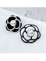 Broche camelia blanco y negro