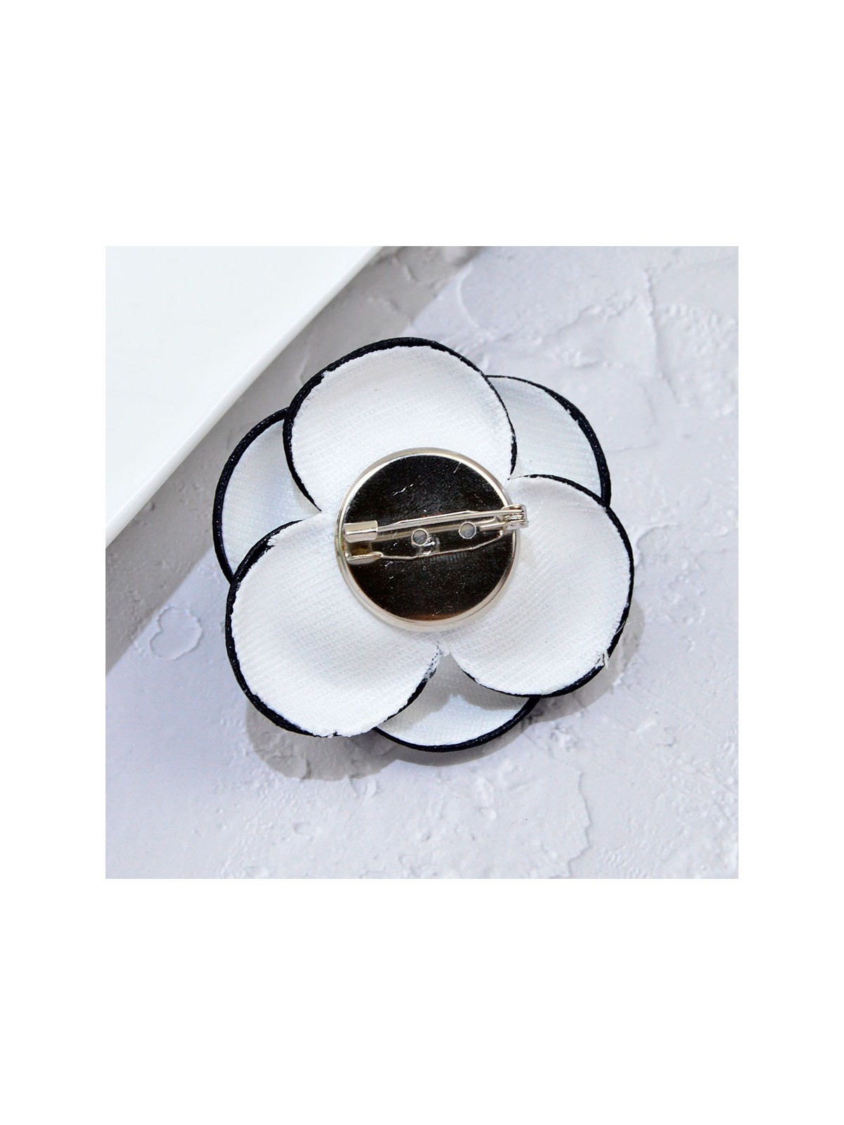 Broche camelia blanca trasero