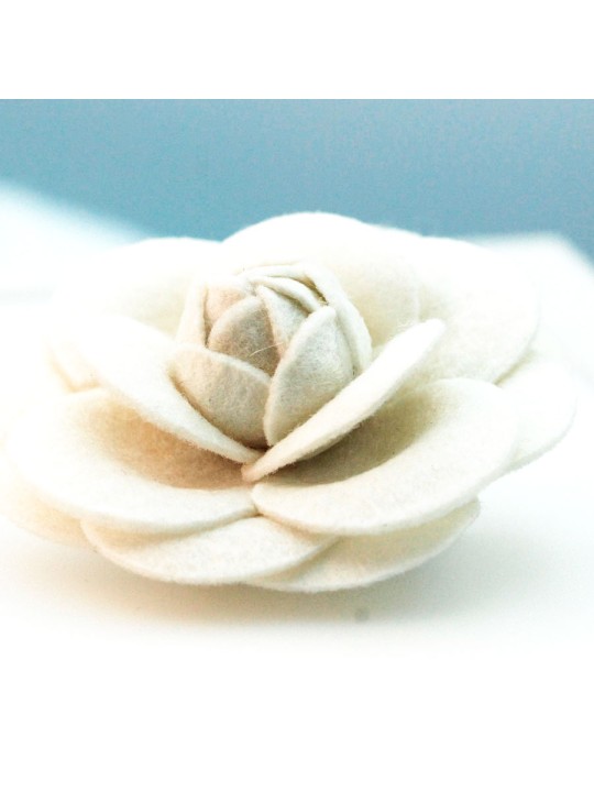 Broche camelia fieltro blanco