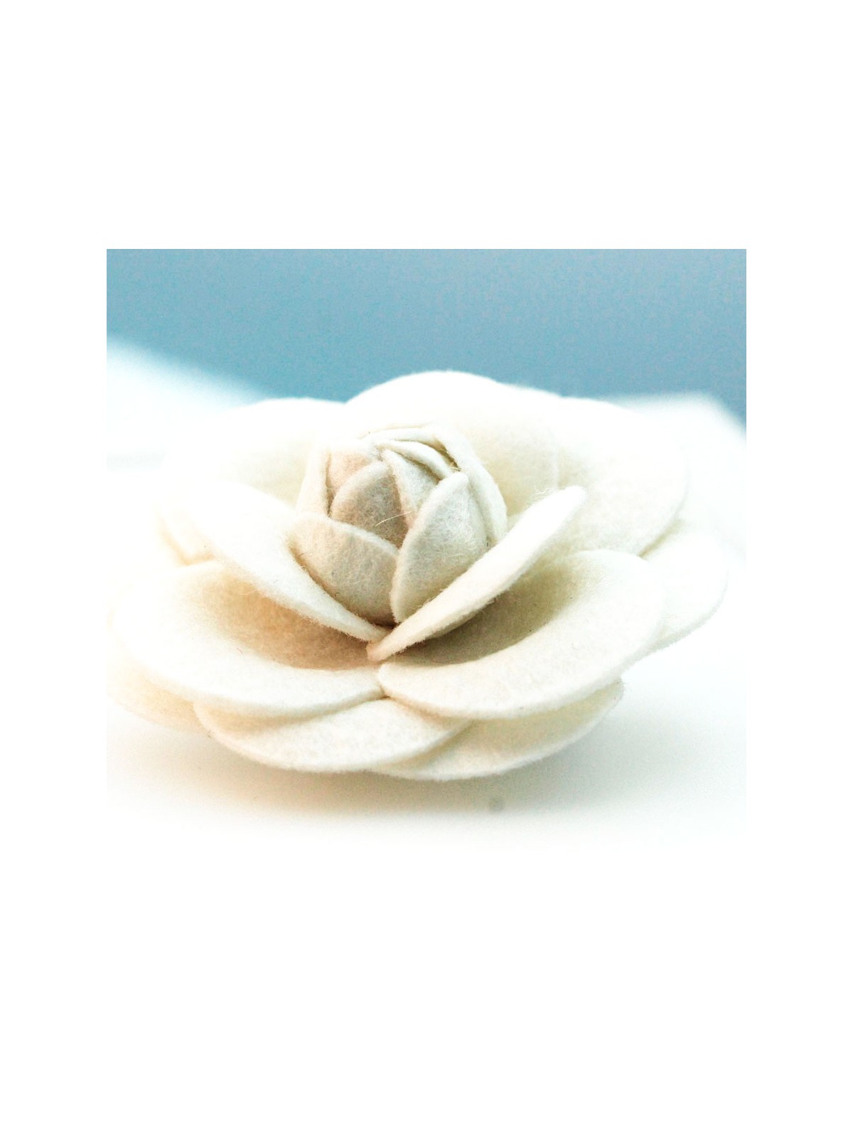 Broche camelia fieltro blanco