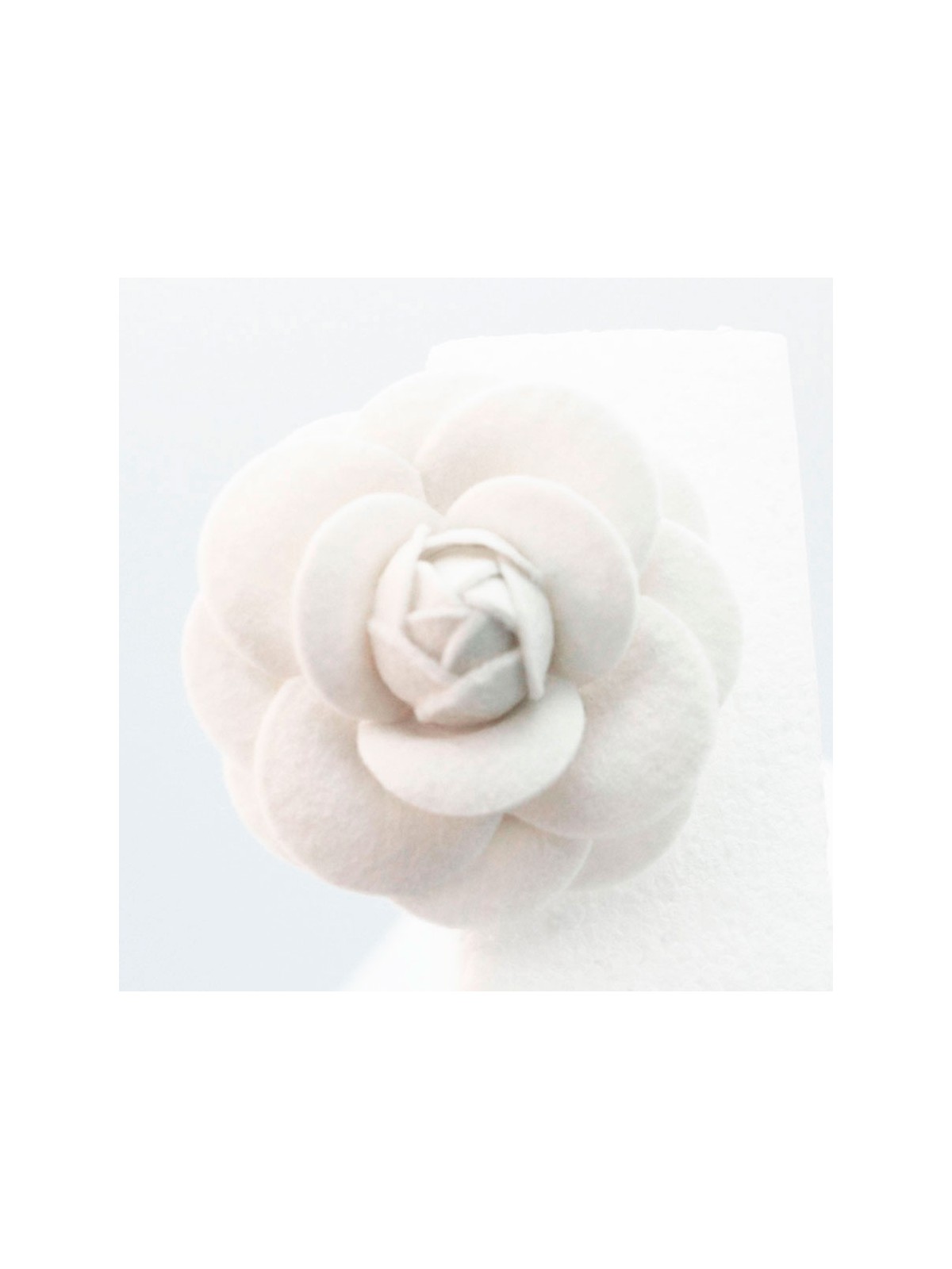 Broche camelia textil blanco Xl