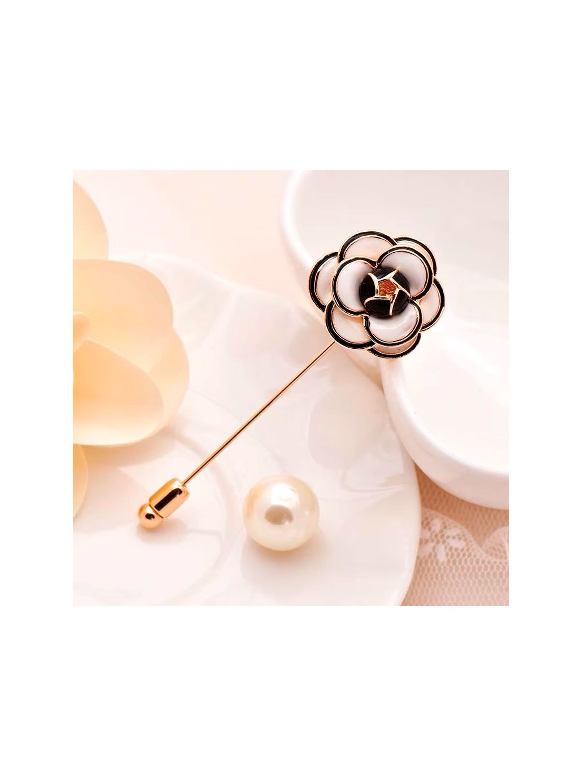 Broche aguja camelia blanca