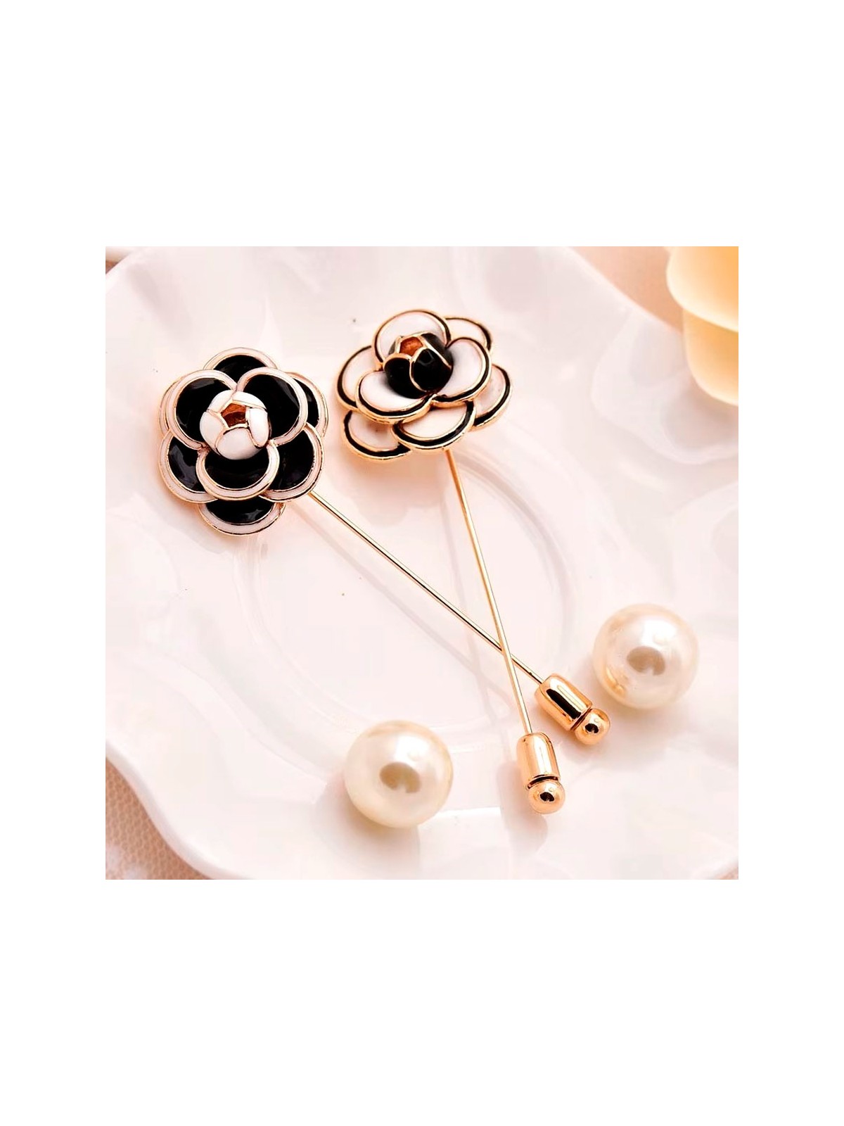 Broche aguaja camelia negra y blanca