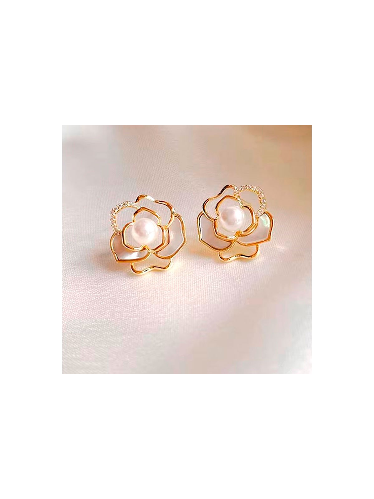 Pendientes Dorados Camelia con Perla